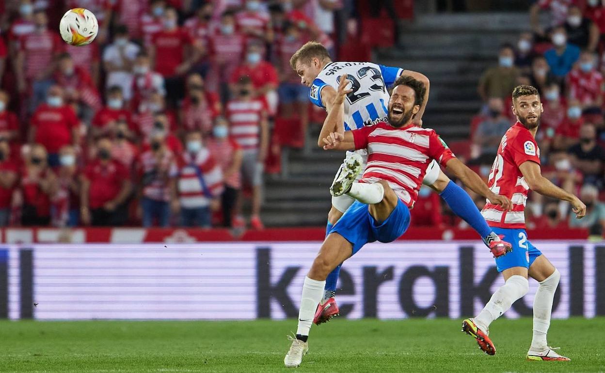 Germán se duele de un codazo de Sorloth. 