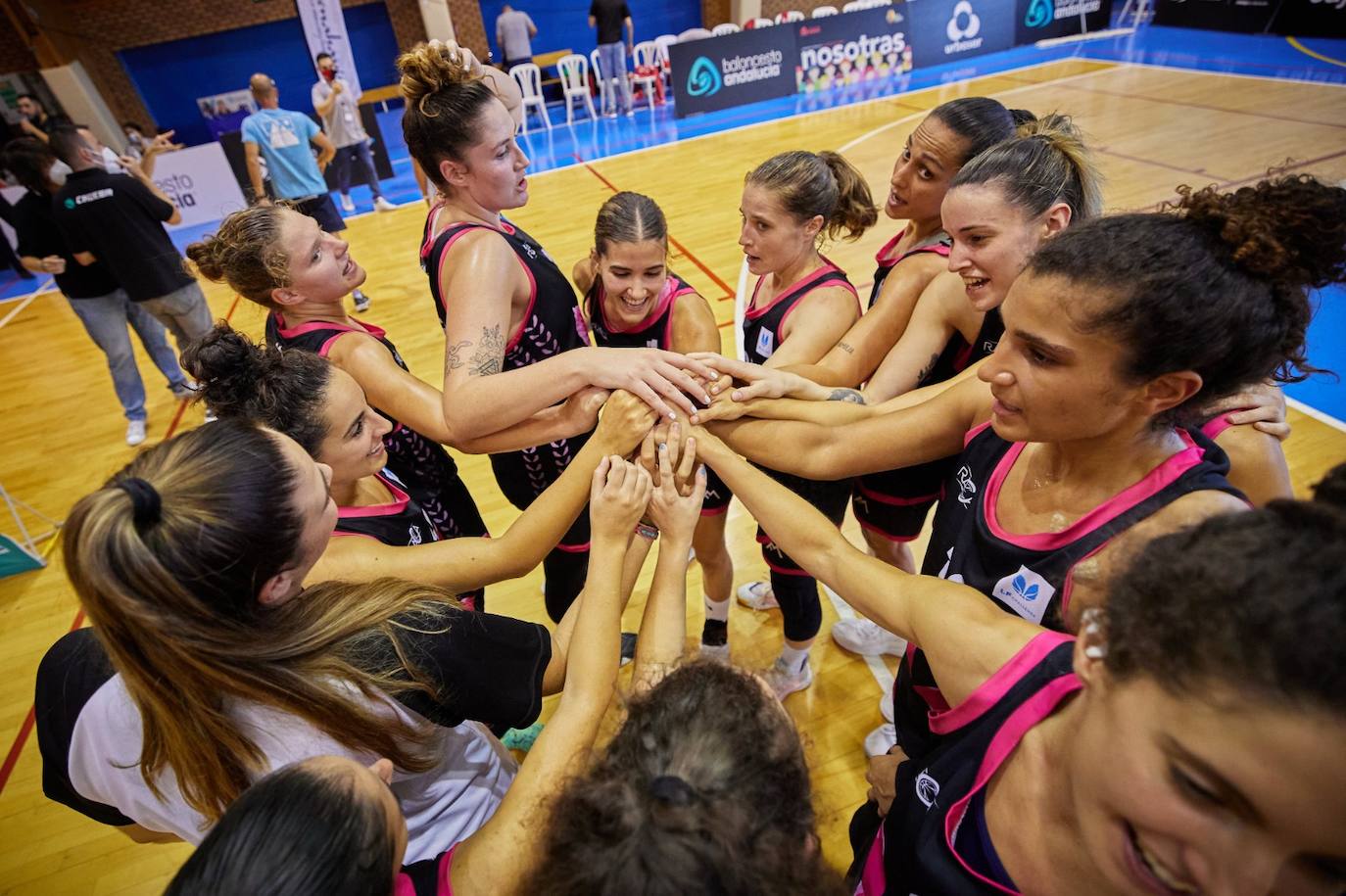 Sofía Roma, la segunda por abajo a la derecha, estará en condiciones de jugar mañana.