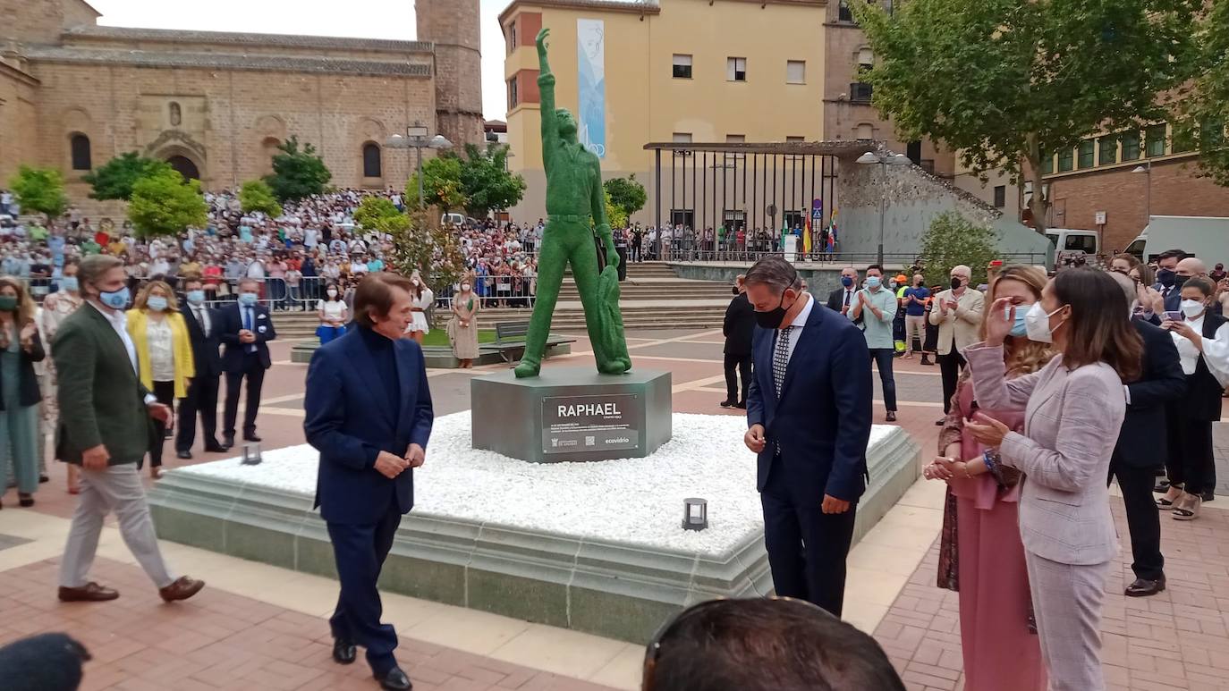 Raphael junto al alcalde de Linares Raúl Caro tras descubrir la escultura de vidrio en la plaza del Ayuntamiento. 