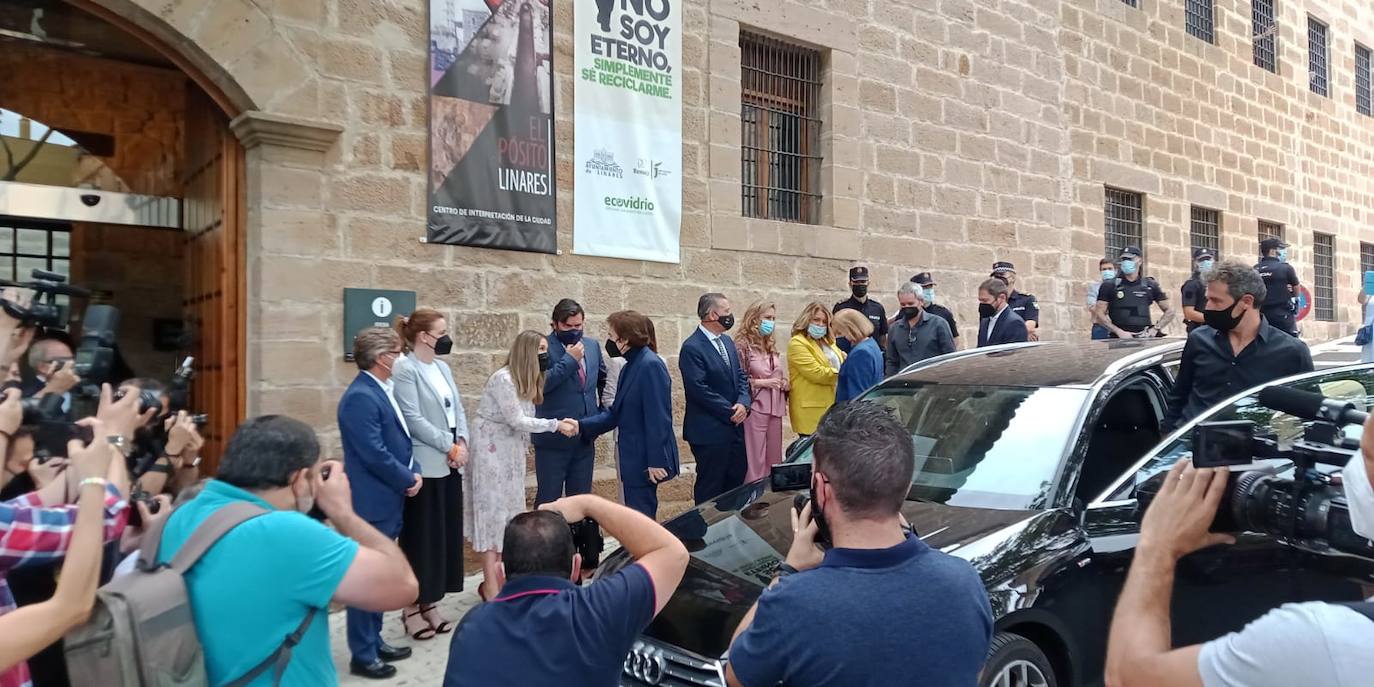 Imagen secundaria 2 - Rapahel saluda a las autoridades y al público que le esperaba a la llegada a El Pósito. 