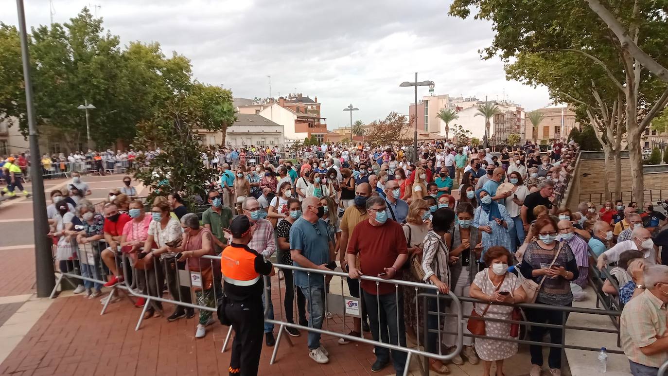 Imagen secundaria 1 - Rapahel saluda a las autoridades y al público que le esperaba a la llegada a El Pósito. 