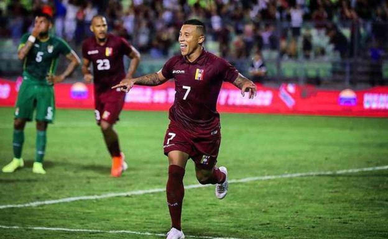 Darwin Machís celebra un gol con el equipo nacional de su país. 