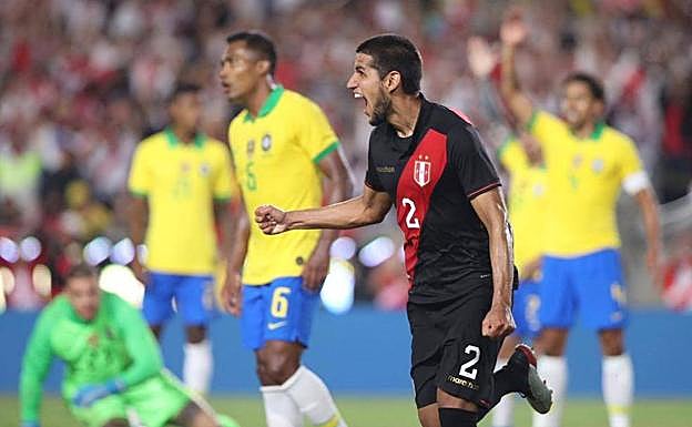 Abram celebra un tanto de Perú ante Brasil. 