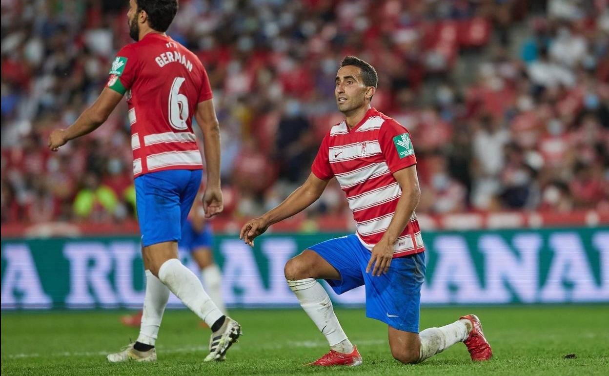 Montoro se levanta ante la presencia de su compañero Germán. 