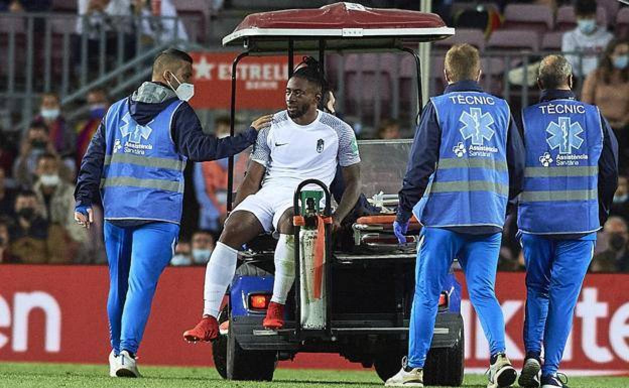 Eteki sale en camilla del Camp Nou. 