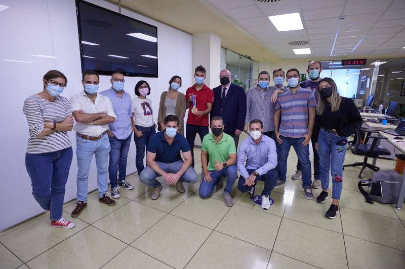 Algunos integrantes de la redacción de IDEAL posan junto a Jordi Xammar y su pareja Carmen Dávila. 