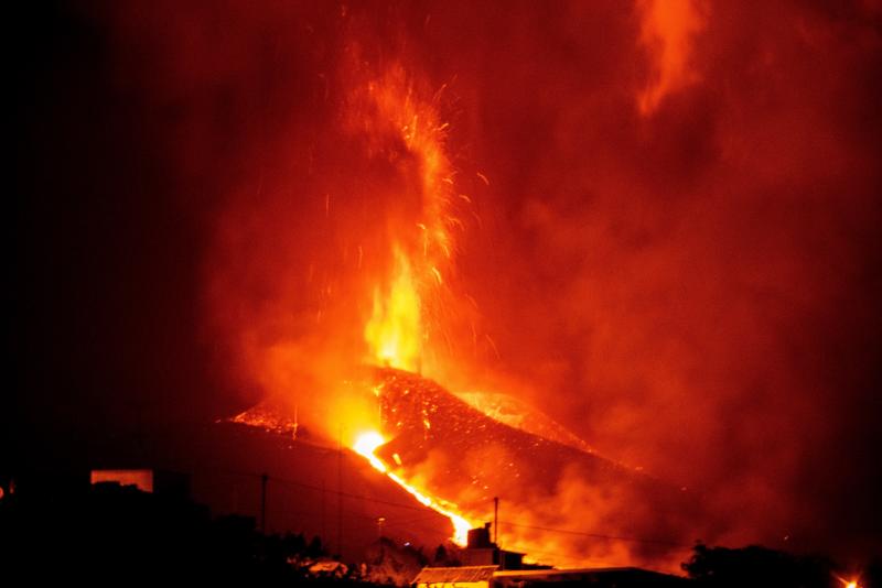 Dos nuevas bocas eruptivas de las que manan coladas de lava y una mayor explosividad.