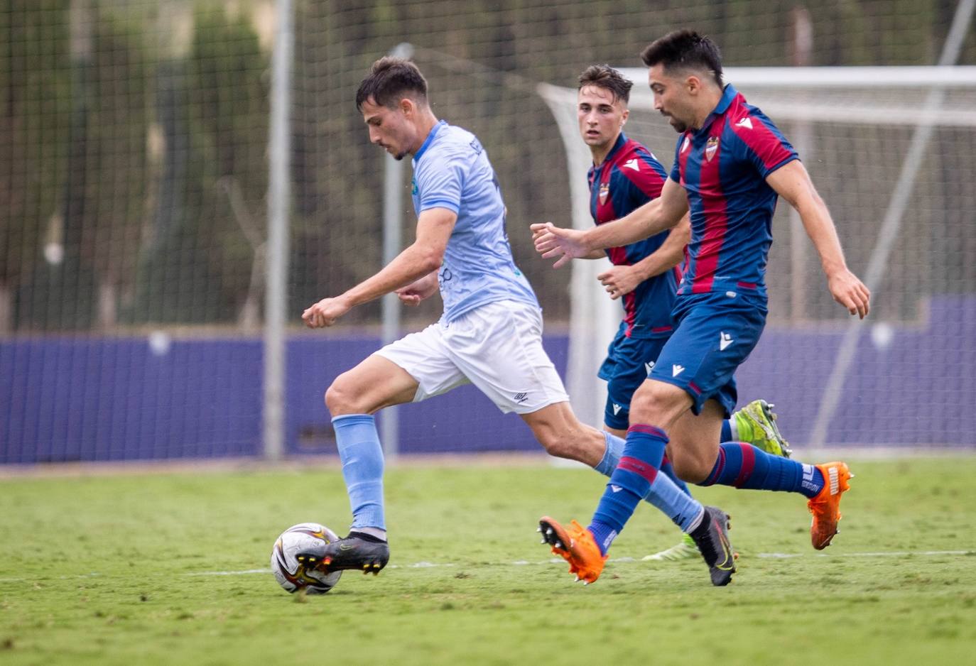 Sergio Pérez conduce el balón en un partido en el que el CD El Ejido mereció mejor resultado. 