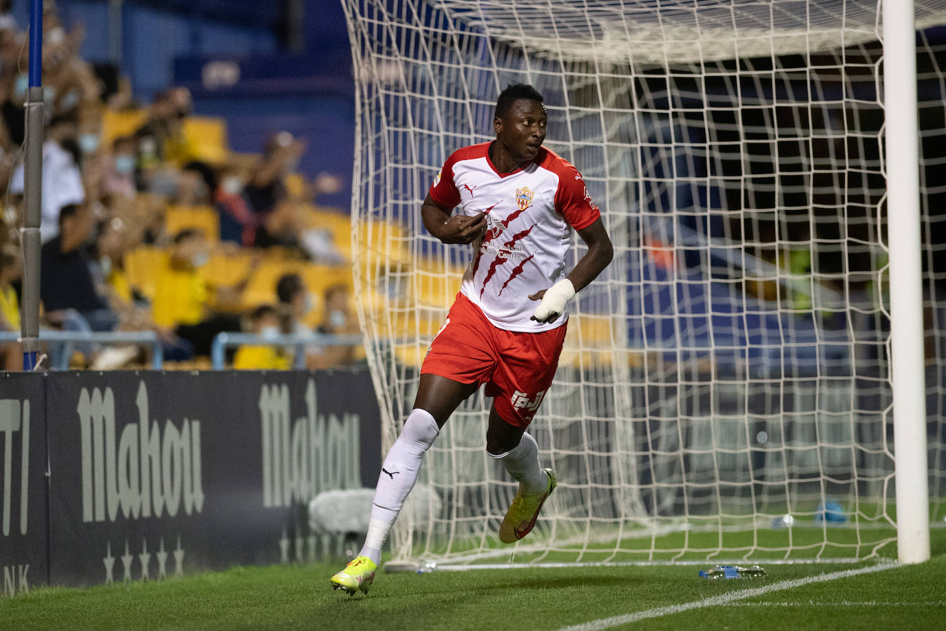 Sadiq Umar celebra el gol de penalti en Alcorcón donde hizo dos goles 'y medio'. 