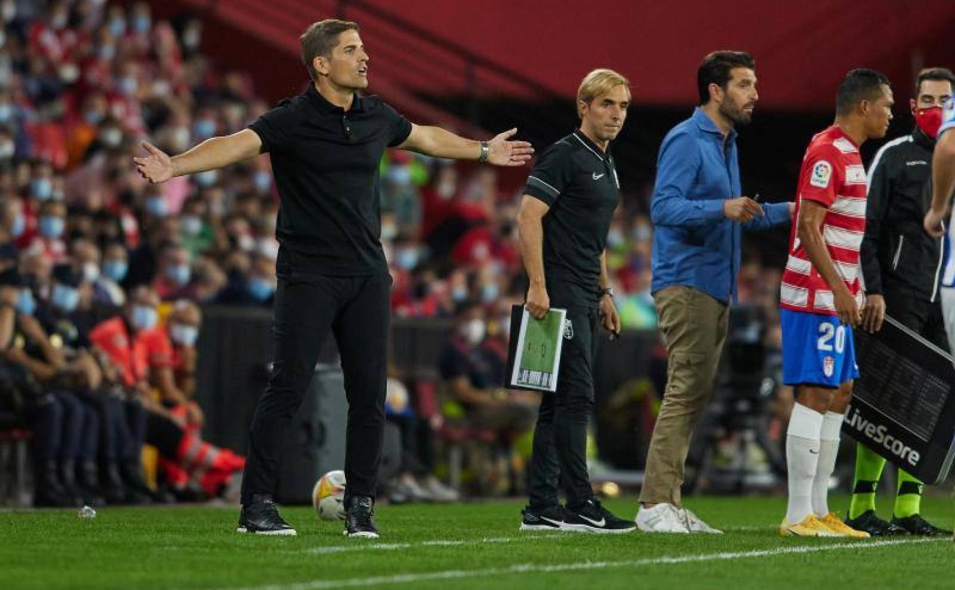 Robert Moreno se queja tras una acción del partido frente a la Real Sociedad en Los Cármenes. 
