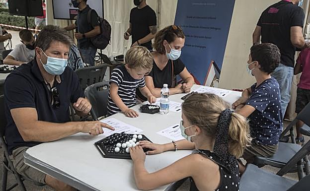 Imagen principal - José Miguel y Nora se enfrentan a un juego de inteligencia; los niños aprenden por qué es importante lavarse las manos; y cadena de ADN colocada en mitad del Salón. 