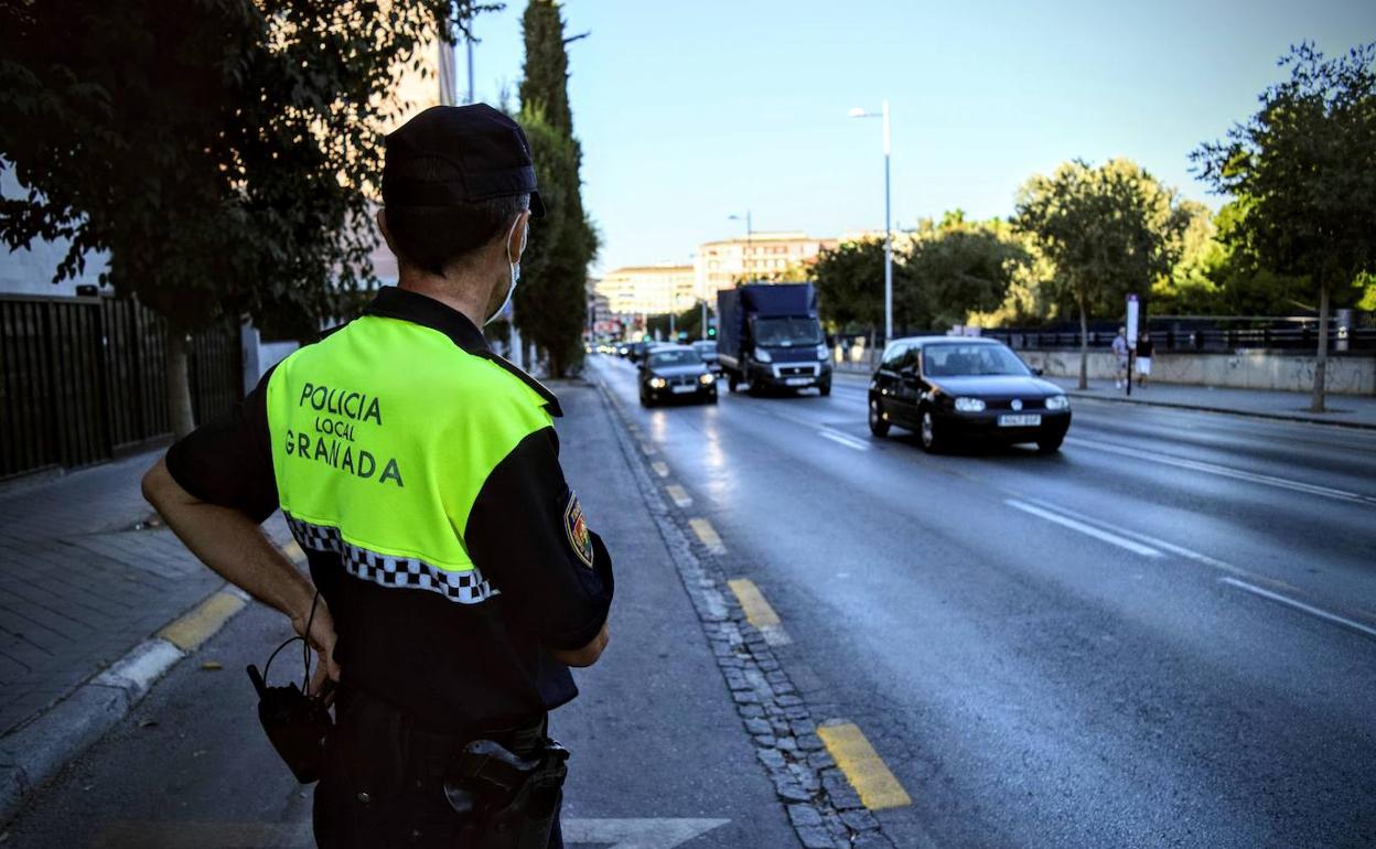 Un agente de la Policía Local de Granada. 