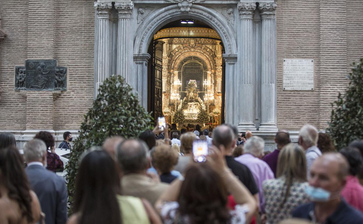 El paso de la Virgen de las Angustias sale de la basílica en el acto del año pasado.