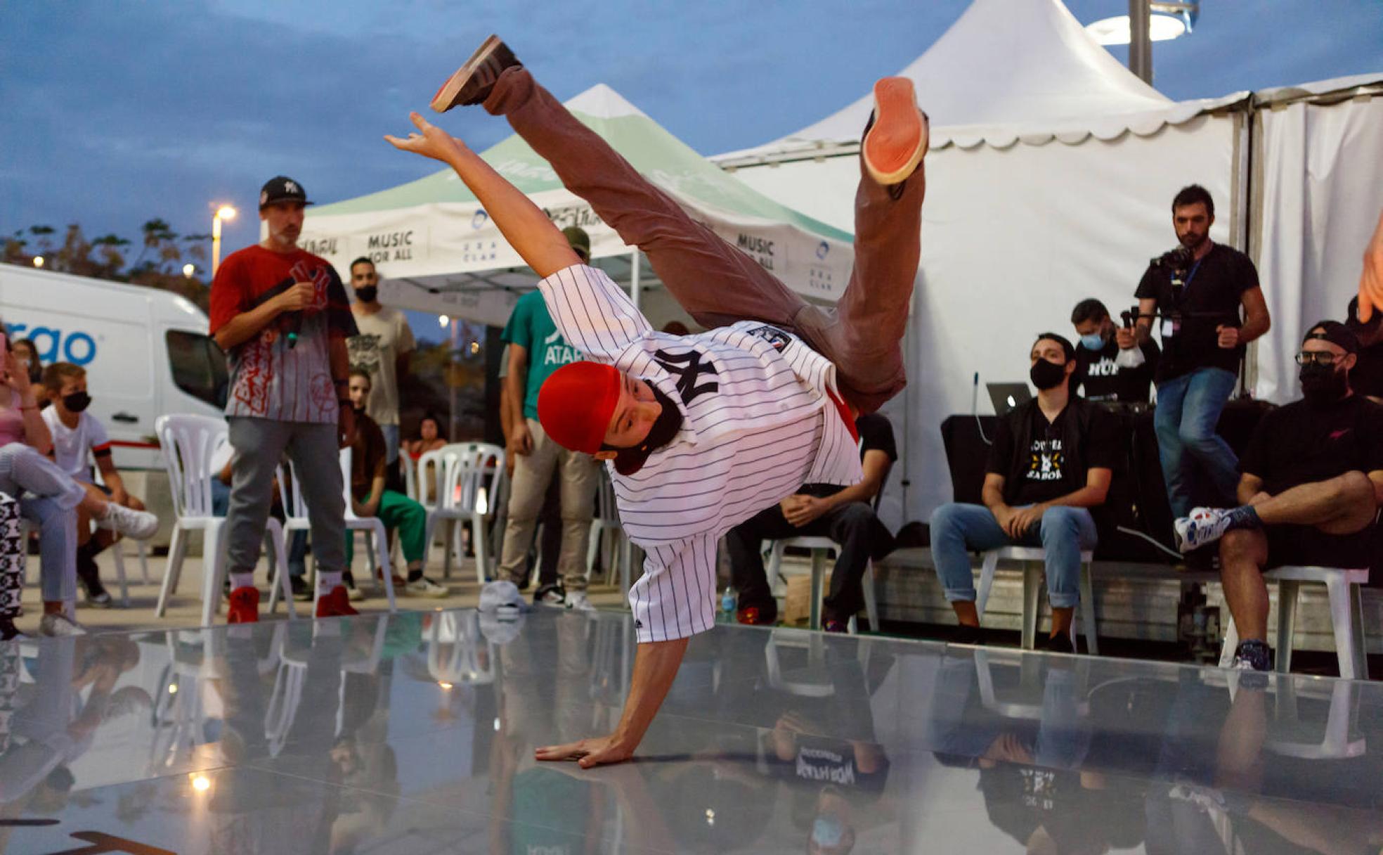 Uno de los participantes en la batalla de Break dance del primer festival de cultura urbana de Almería.