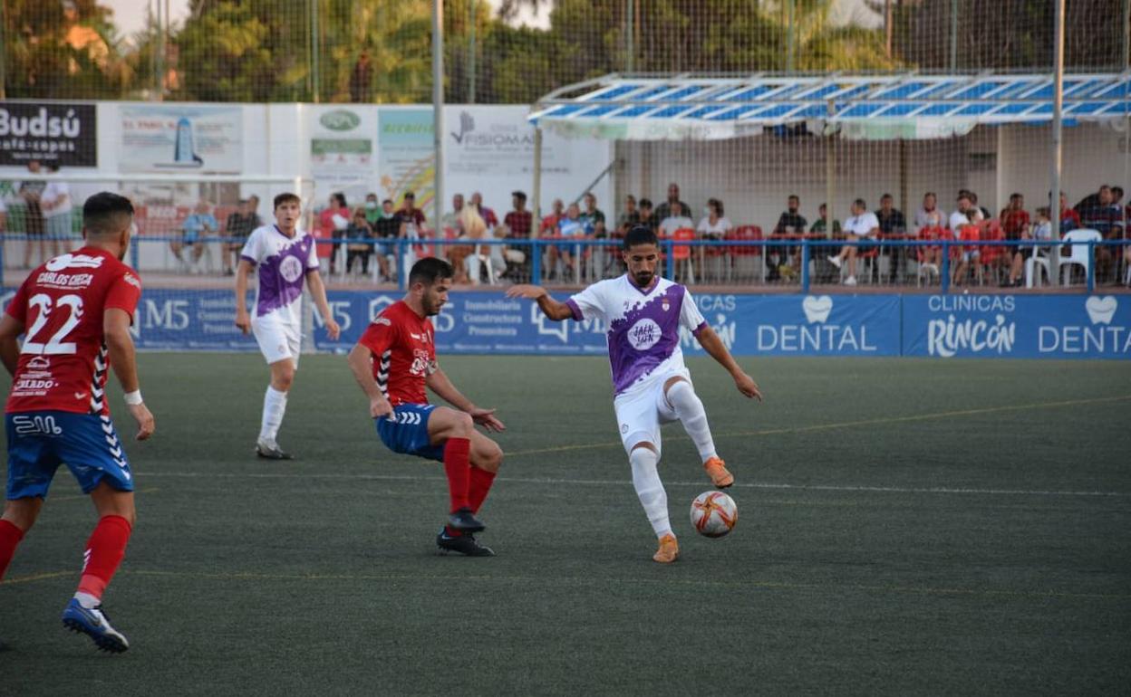 El Real Jaén no pudo sumar nada positivo en su debut liguero en Torre del Mar. 