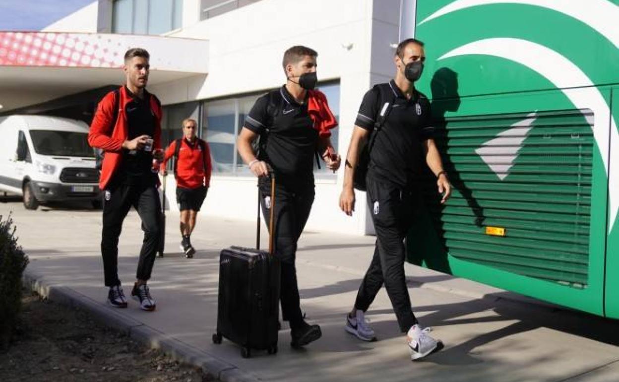 Robert Moreno, flanqueado por Rubén Rochina y el capitán Víctor Díaz, parten de la Ciudad Deportiva. 