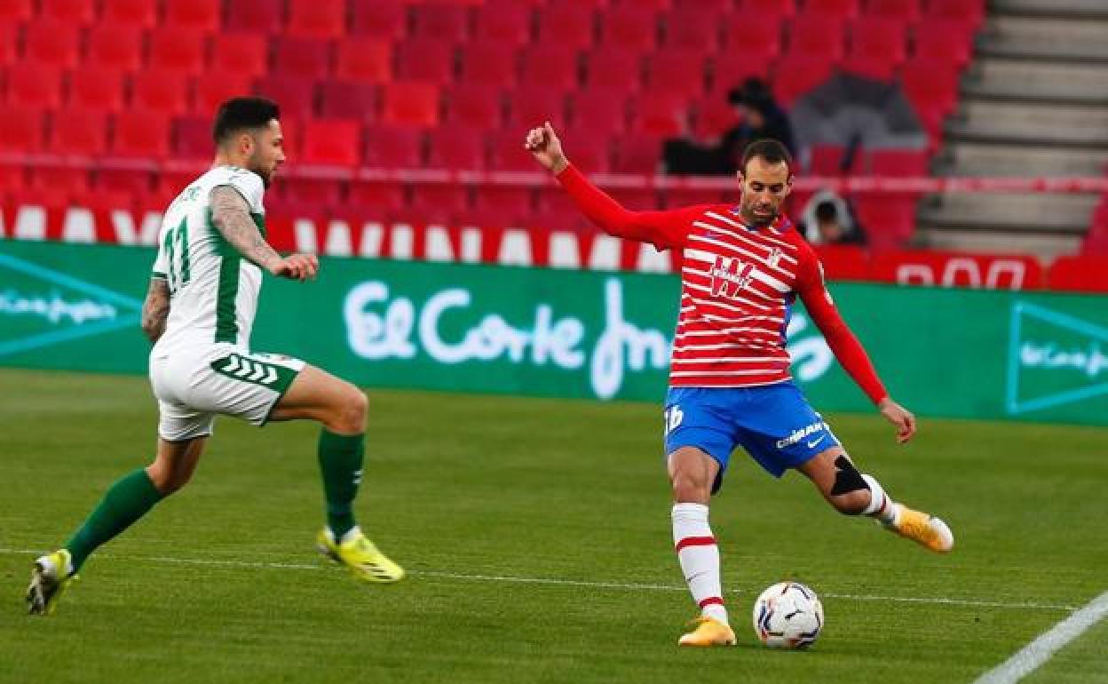 Víctor Díaz se dispone a dar un pase en un partido anterior. 