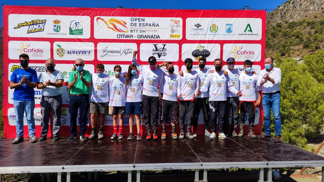 Podio con los ganadores. 