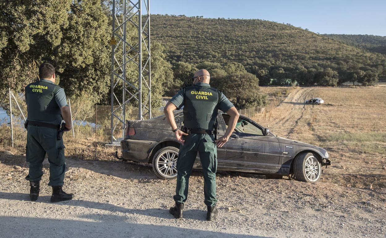 Agentes en la zona próxima a la finca, donde están las plantas de cannabos en Escúzar. 