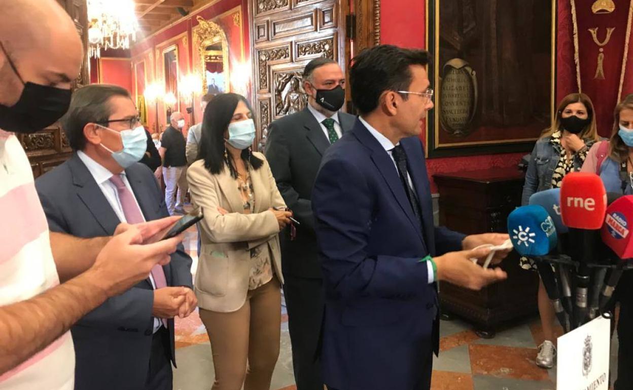 El alcalde de Granada, flanqueado por el presidente de la Diputación provincial, la subdelegada del Gobierno y el delegado del Gobierno andaluz en Granada, atienden a los medios antes de participar en la Mesa del ferrocaril. 