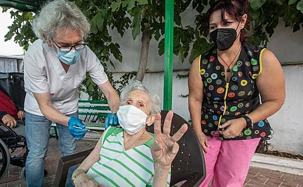 Una residente recibe la tercera dosis, ayer en Alhendín. 