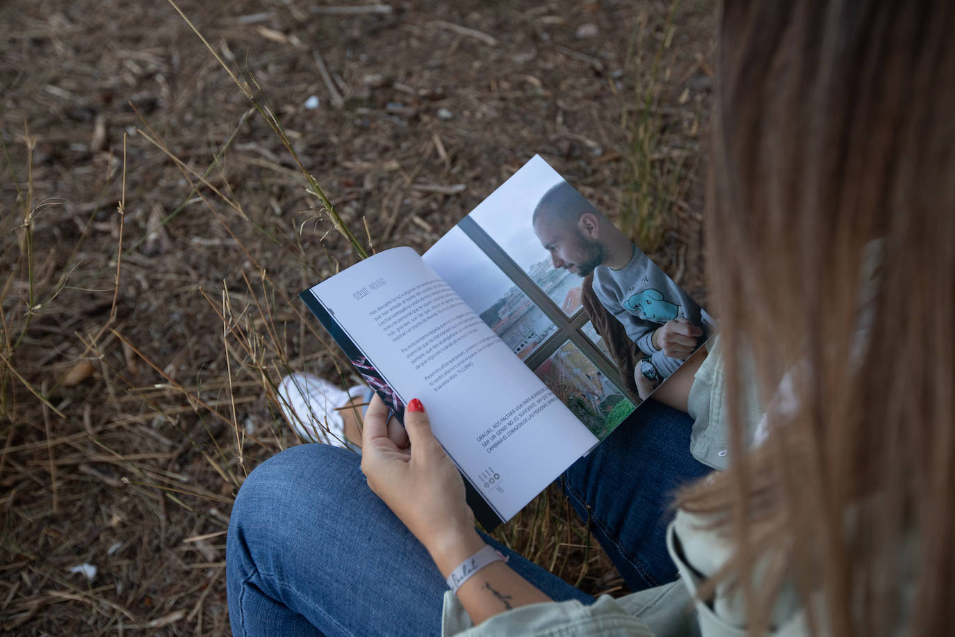 Patricia ojea el interior del libro, con una fotografía de su hermano. 