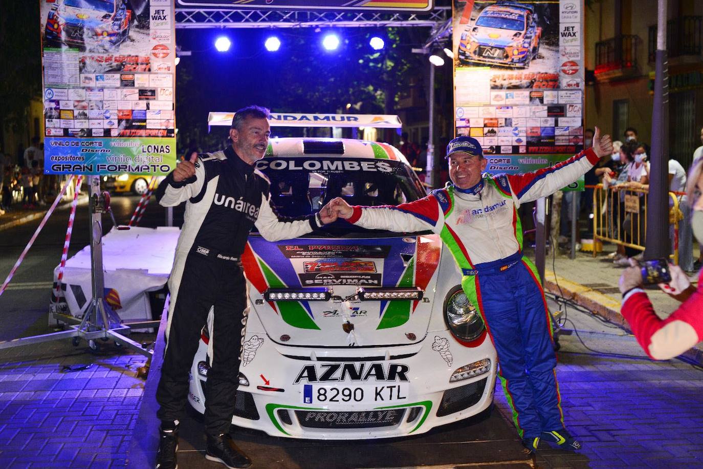 Ricardo Ranero y José Antonio Aznar, celebrando el triunfo en la meta de Xixona. 