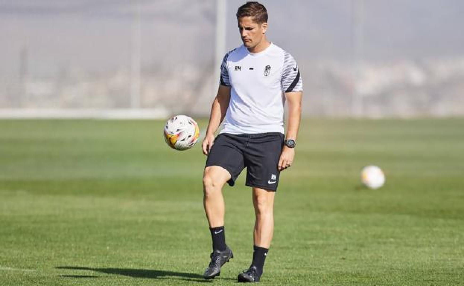 Robert Moreno juega con un balón en un entrenamiento anterior en la Ciudad Deportiva. 