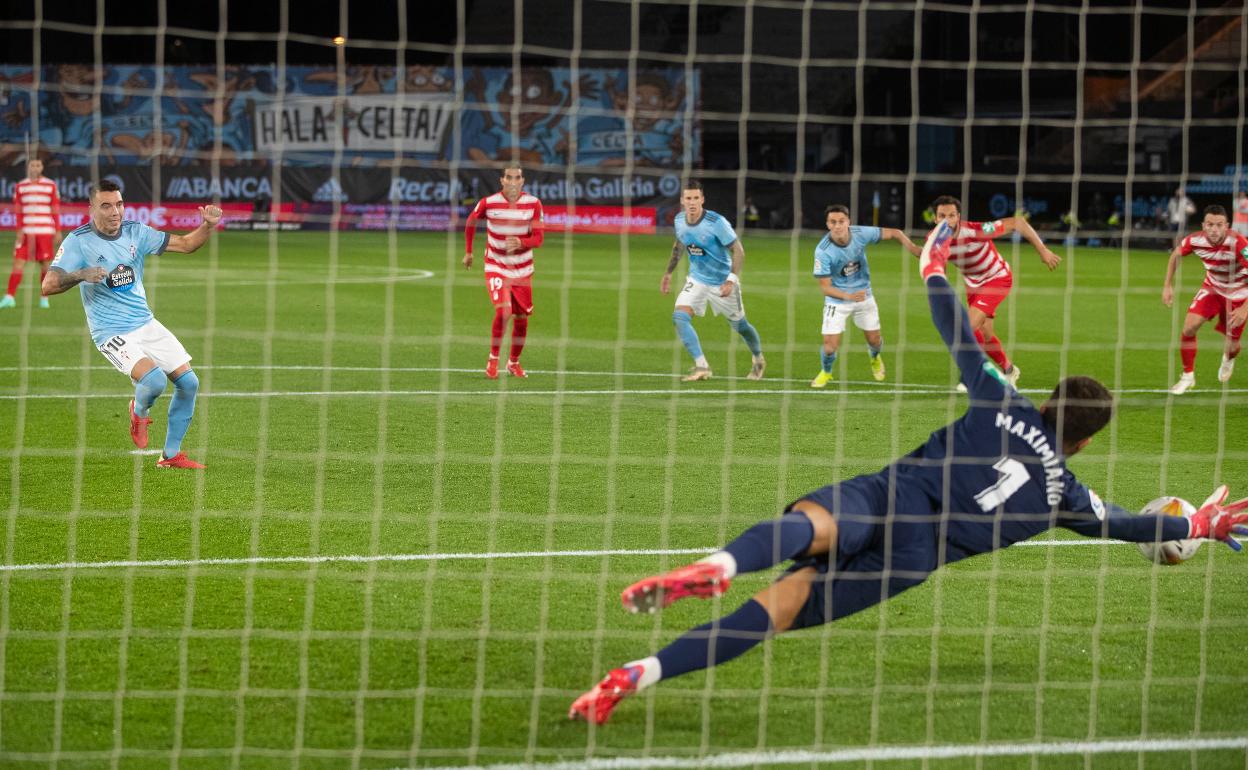 Maxi le ataja el penalti a Aspas. 