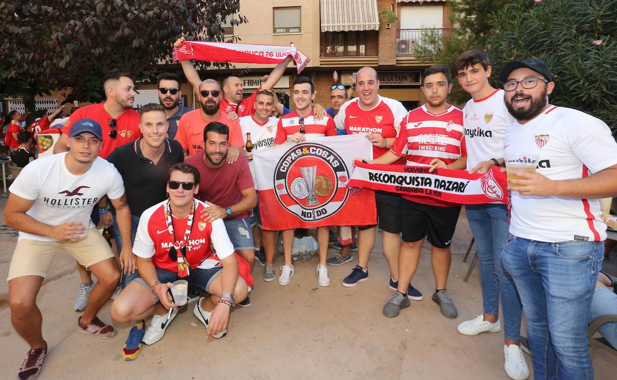 Aficionados del Sevilla, en los bares del Zaidín antes de la última visita a Los Cármenes dle conjunto hispalense previa a la pandemia. 