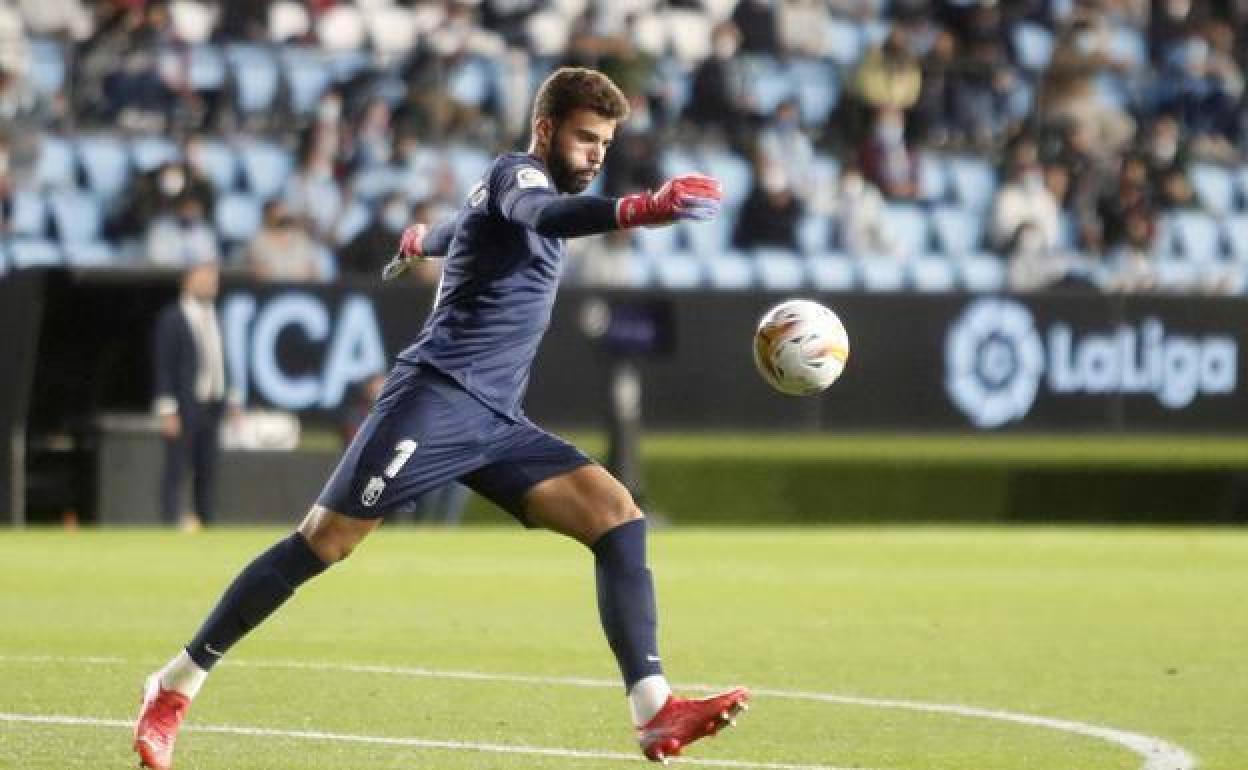 Maximiano golpea un balón en largo en el Celta-Granada. 