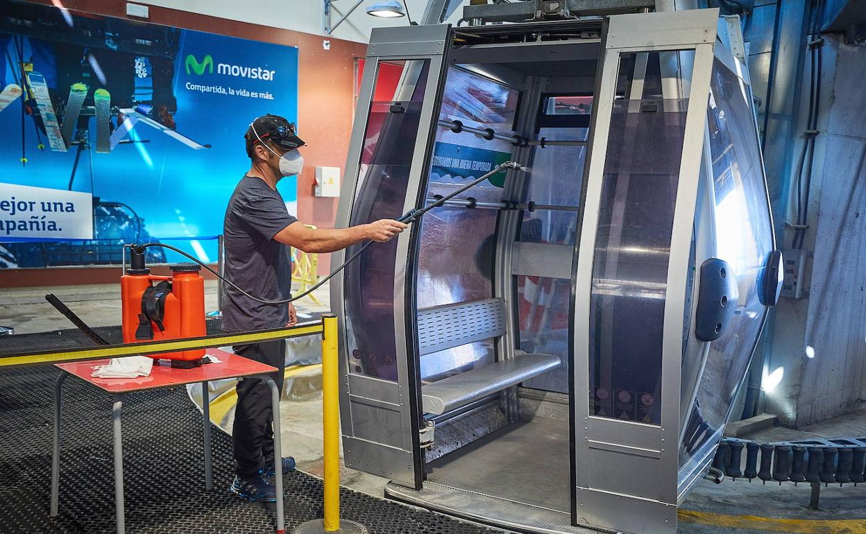 Un trabajador desinfecta la cabina de un remonte durante-