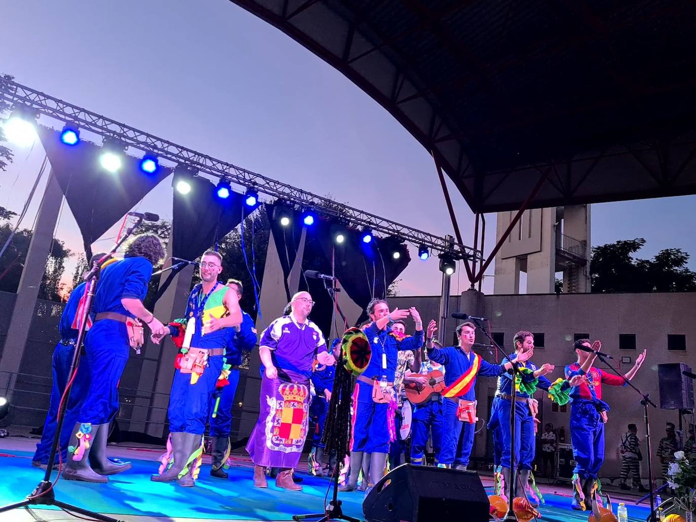 Imagen secundaria 2 - Aspecto del Auditorio y algunos de los grupos participantes. 