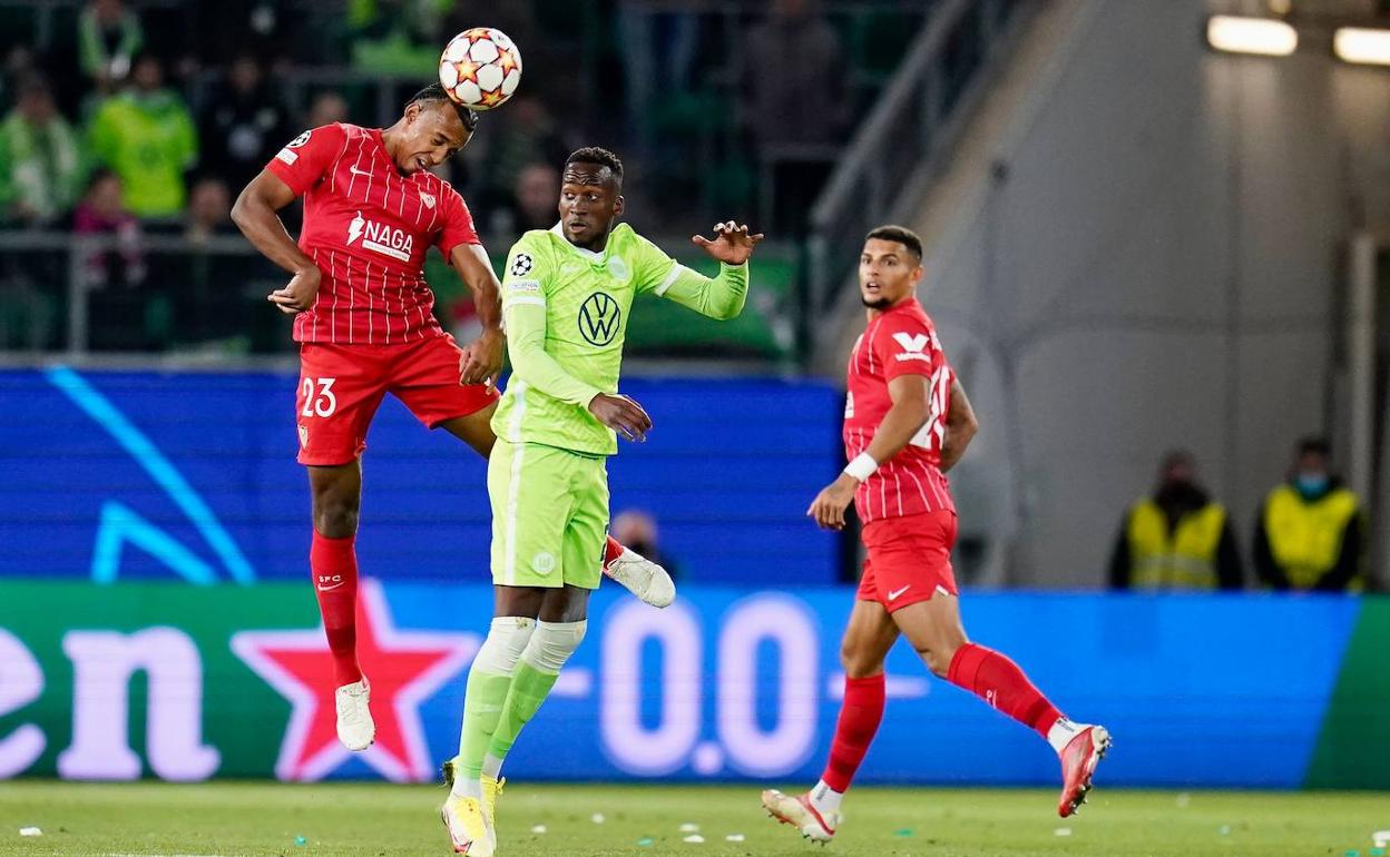 Koundé despeja por arriba un balón en el partido ante el Wolfsburgo. 