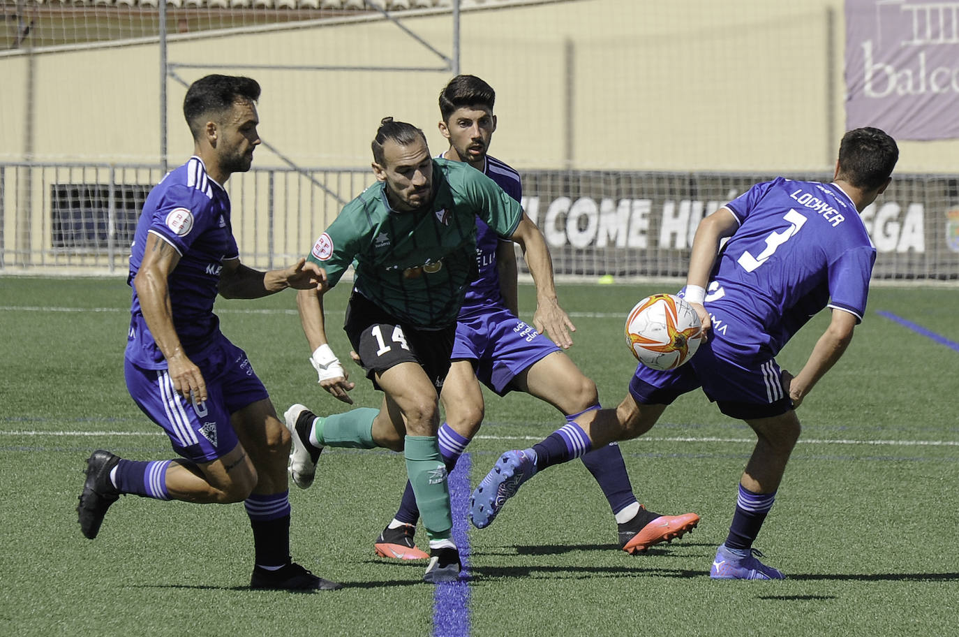 Robert Prieto busca dar un pase entre dos jugadores rivales. 