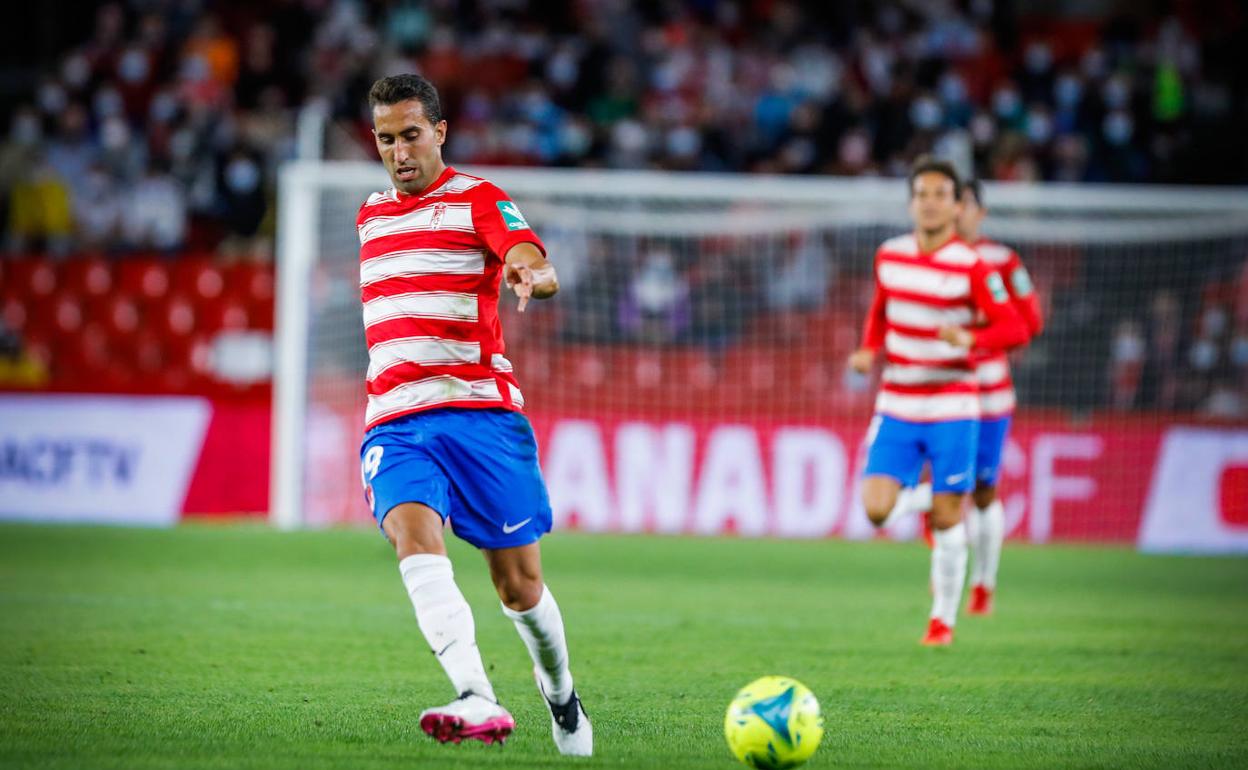 Montoro comanda un contragolpe del Granada. 