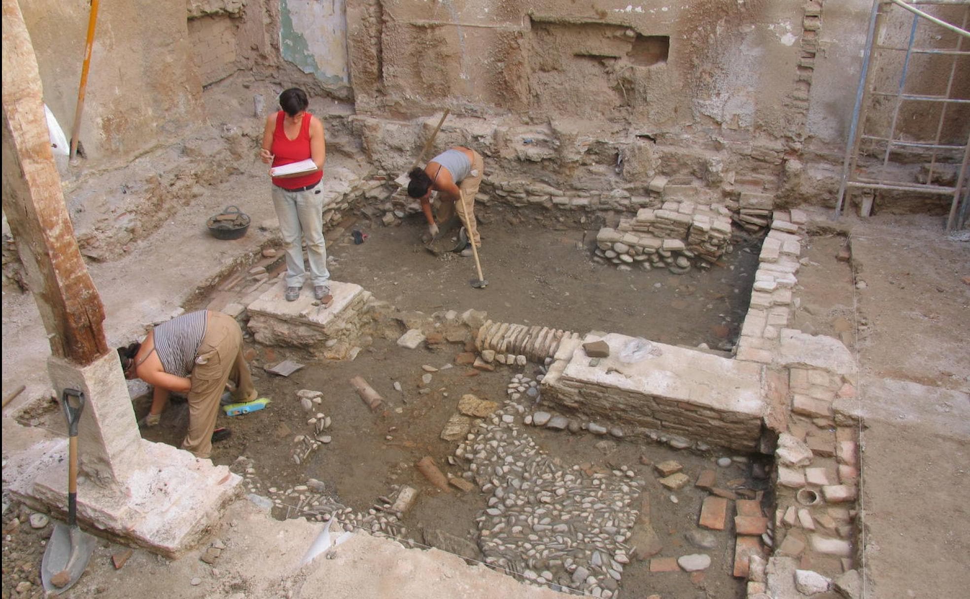 Excavación arqueológica en el lugar que ocupa la judería, cerca de San Matías. 