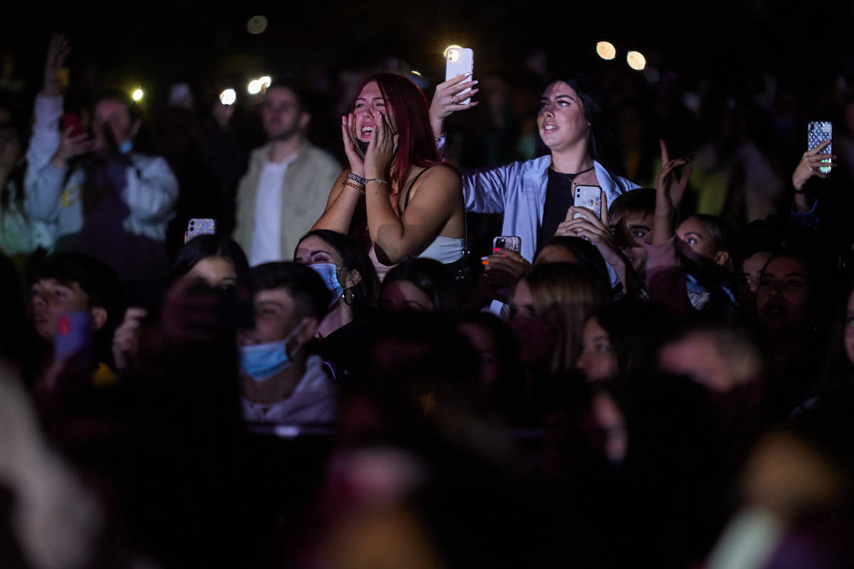 El concierto tuvo lugar en el aparcamiento exterior del Centro Comercial Nevada Shopping.