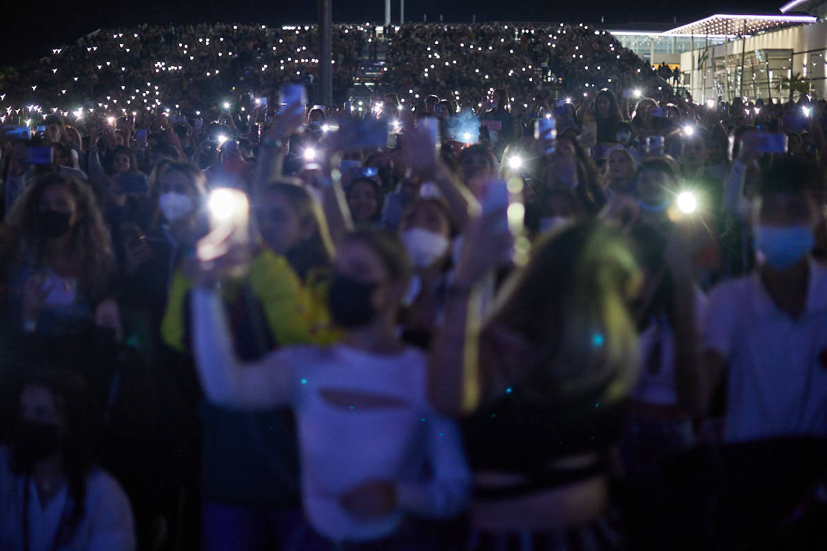 El concierto tuvo lugar en el aparcamiento exterior del Centro Comercial Nevada Shopping.