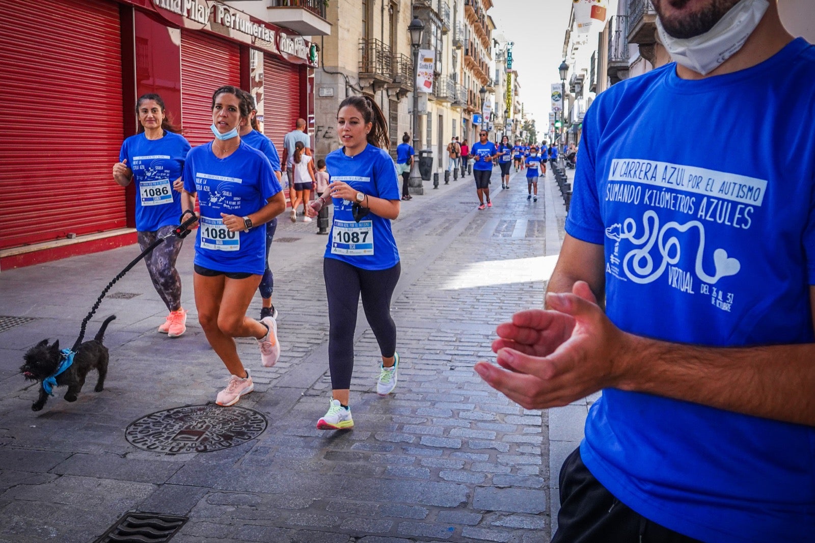 Mil personas participaron en la Carrera Azul por el autismo, con camisetas azules. 