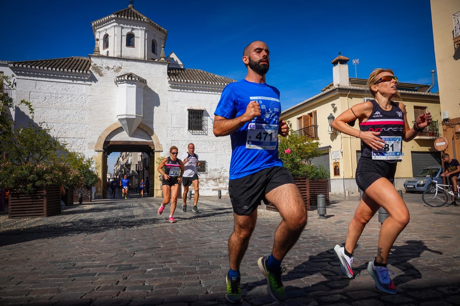 Mil personas participaron en la Carrera Azul por el autismo, con camisetas azules. 