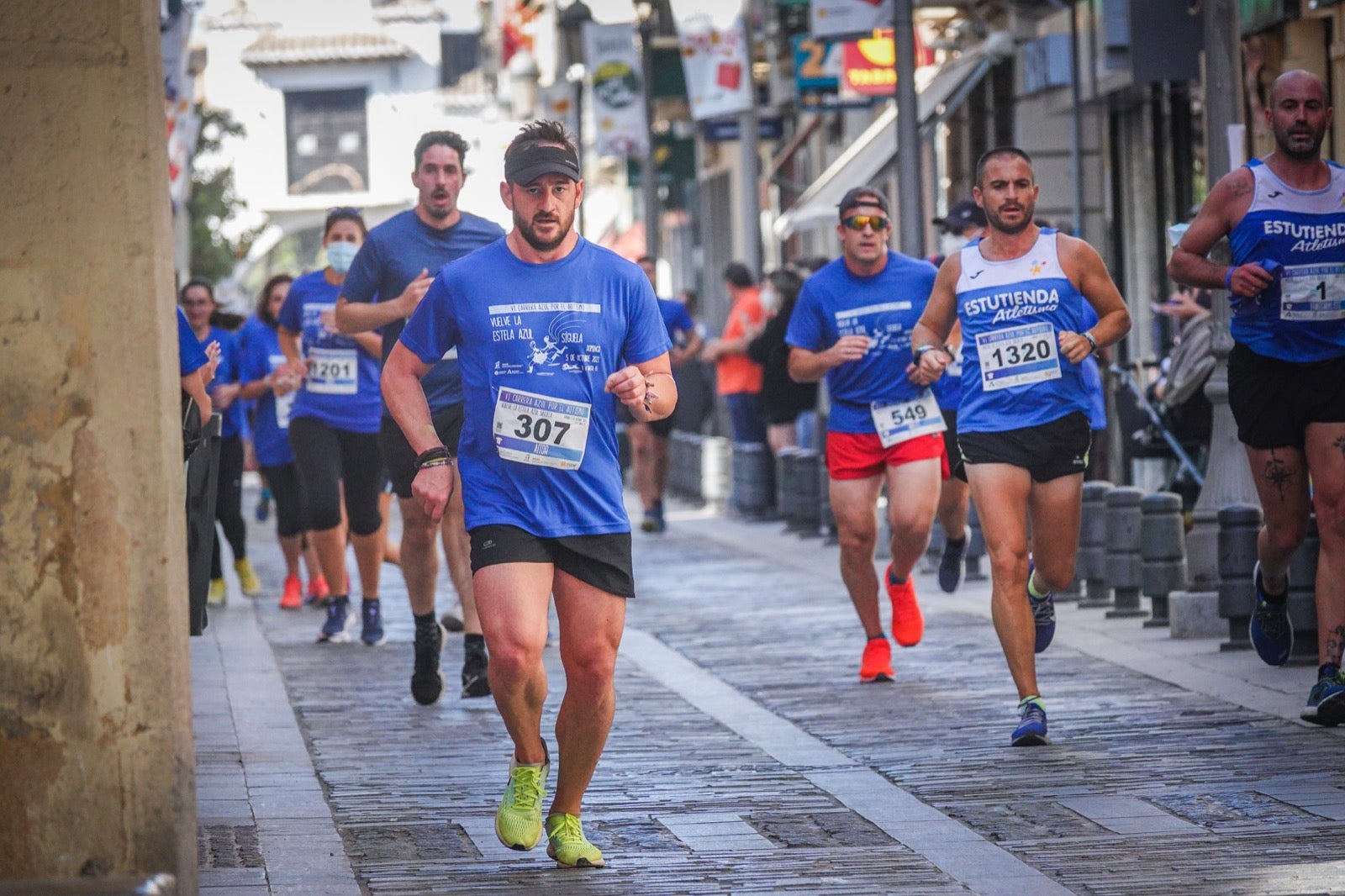 Mil personas participaron en la Carrera Azul por el autismo, con camisetas azules. 