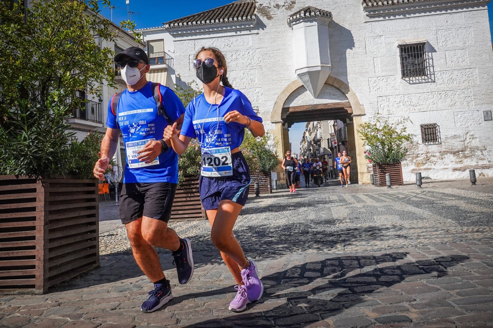 Mil personas participaron en la Carrera Azul por el autismo, con camisetas azules. 
