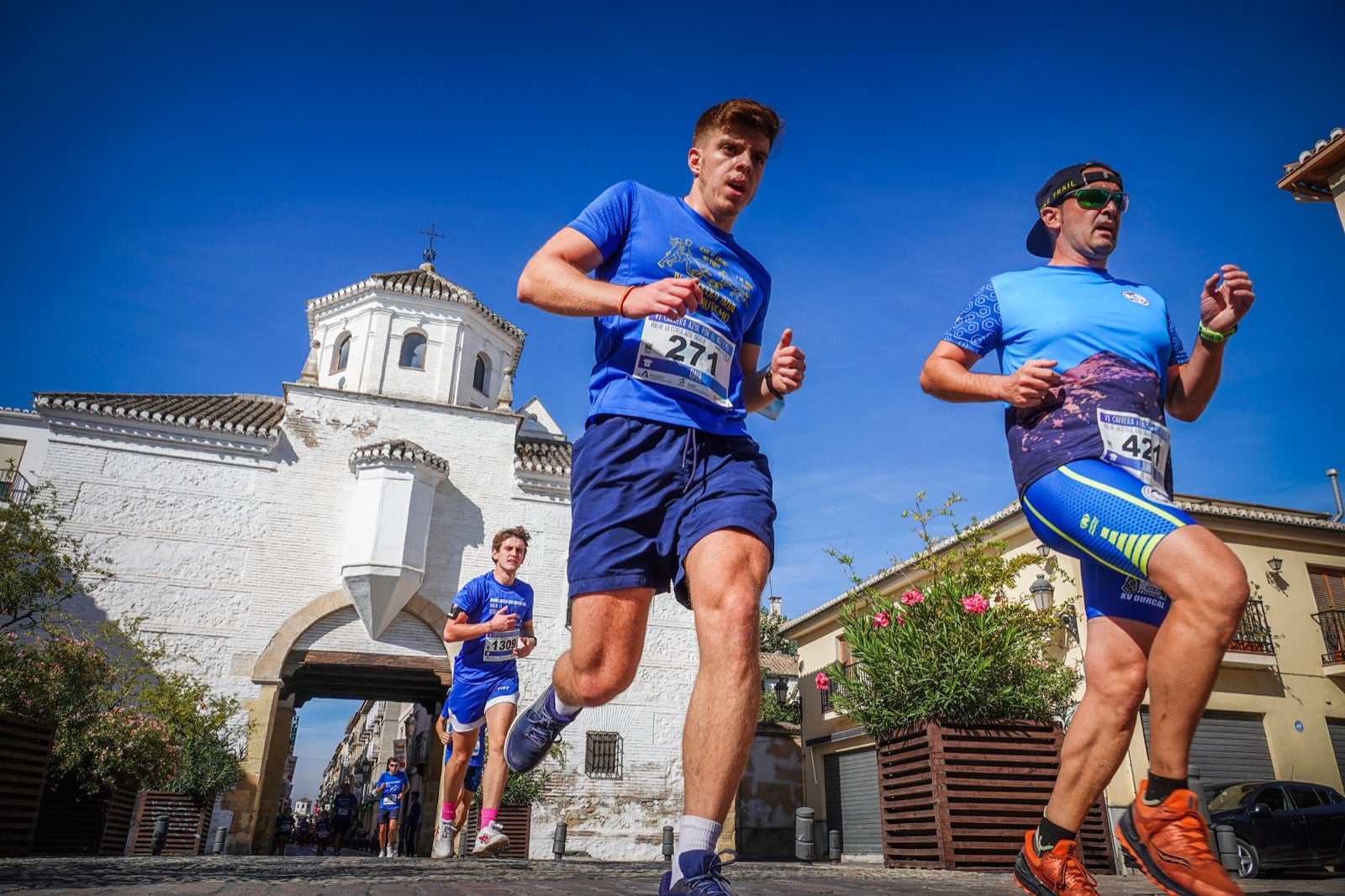 Mil personas participaron en la Carrera Azul por el autismo, con camisetas azules. 