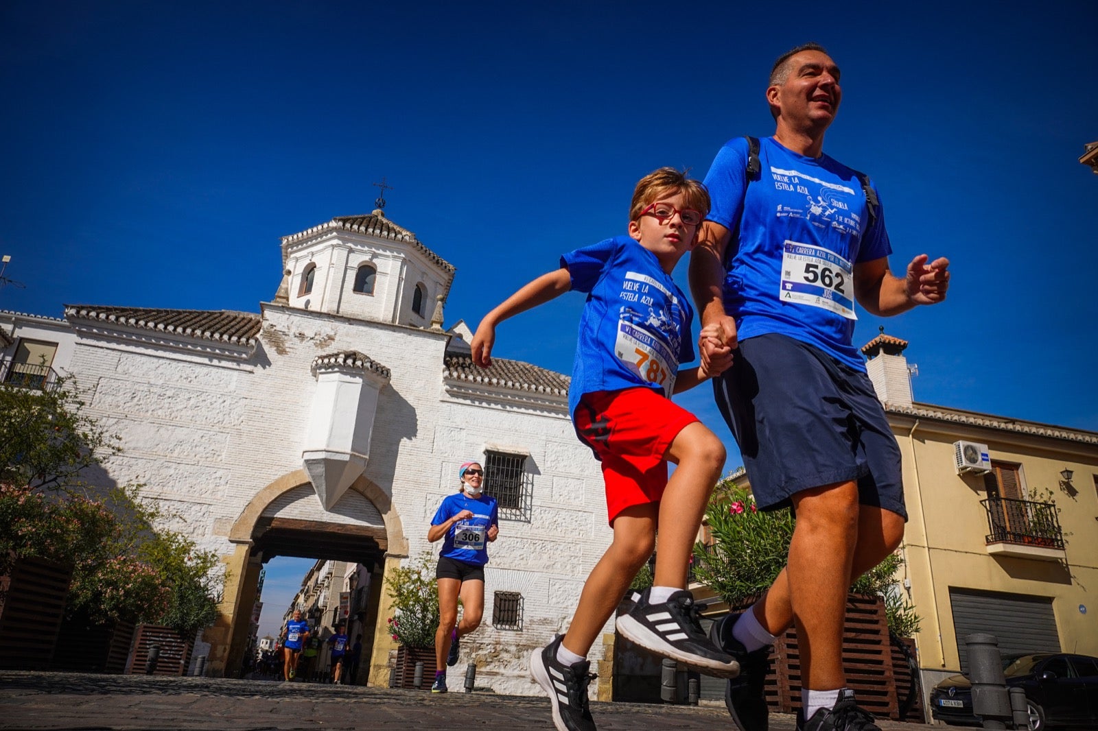 Mil personas participaron en la Carrera Azul por el autismo, con camisetas azules. 