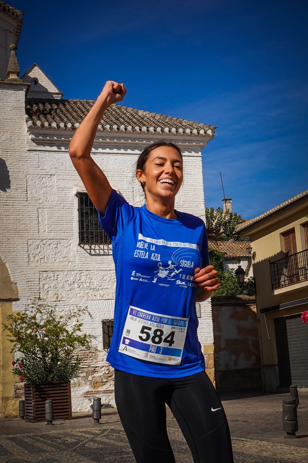 Mil personas participaron en la Carrera Azul por el autismo, con camisetas azules. 