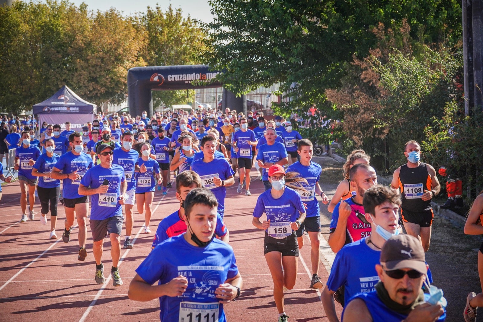 Mil personas participaron en la Carrera Azul por el autismo, con camisetas azules. 