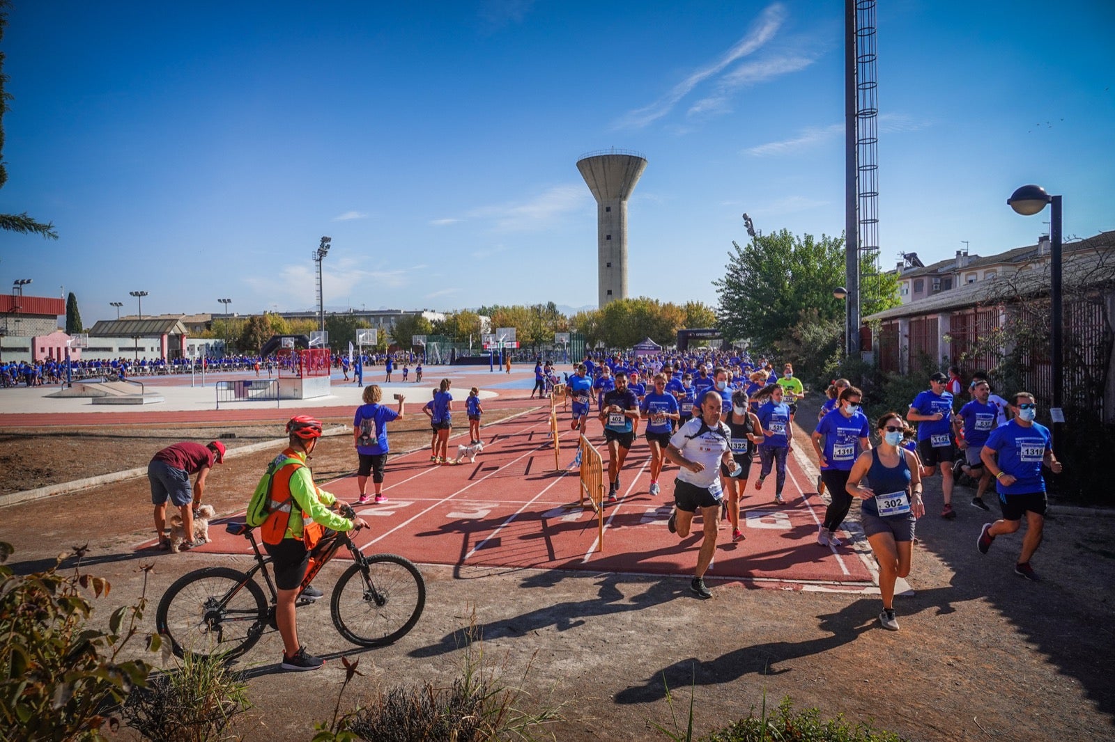 Mil personas participaron en la Carrera Azul por el autismo, con camisetas azules. 