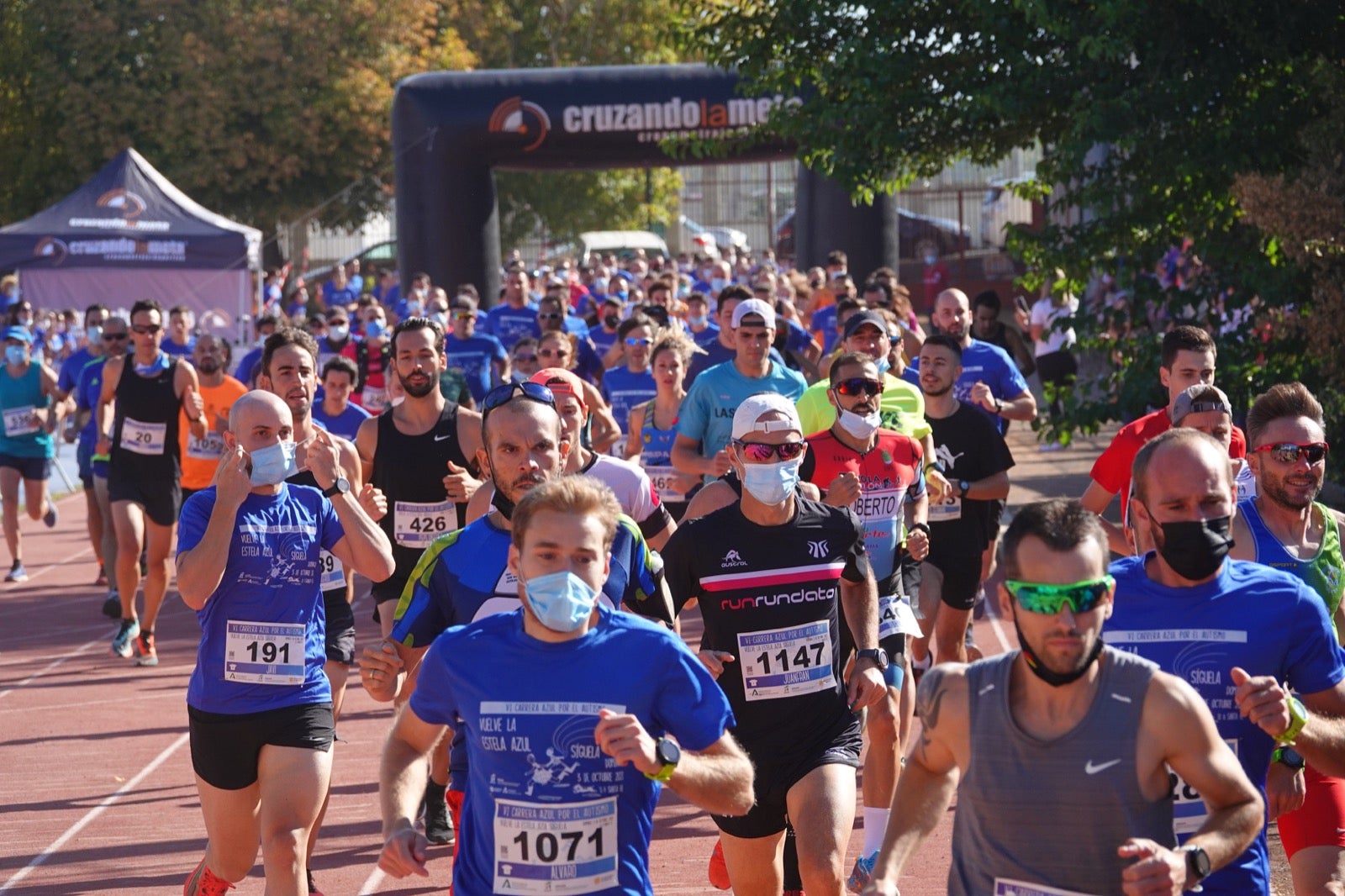 Mil personas participaron en la Carrera Azul por el autismo, con camisetas azules. 