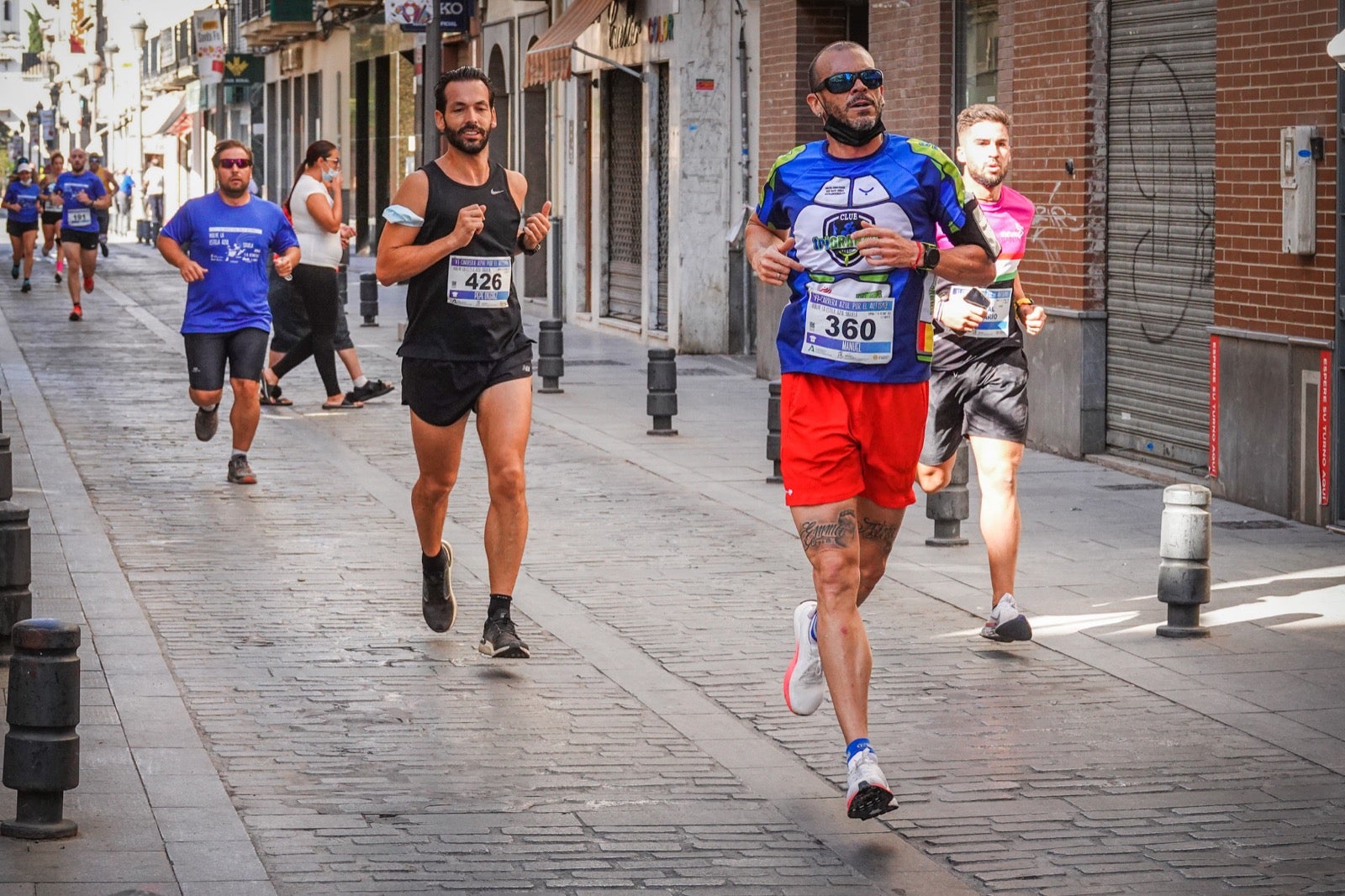 Mil personas participaron en la Carrera Azul por el autismo, con camisetas azules. 